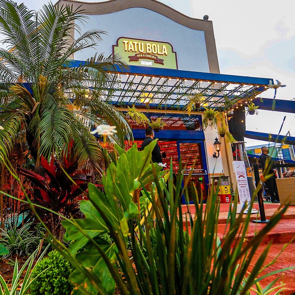 Com brasilidade e diversão, Tatu Bola Bar vira novo point da Rua Emília Marengo